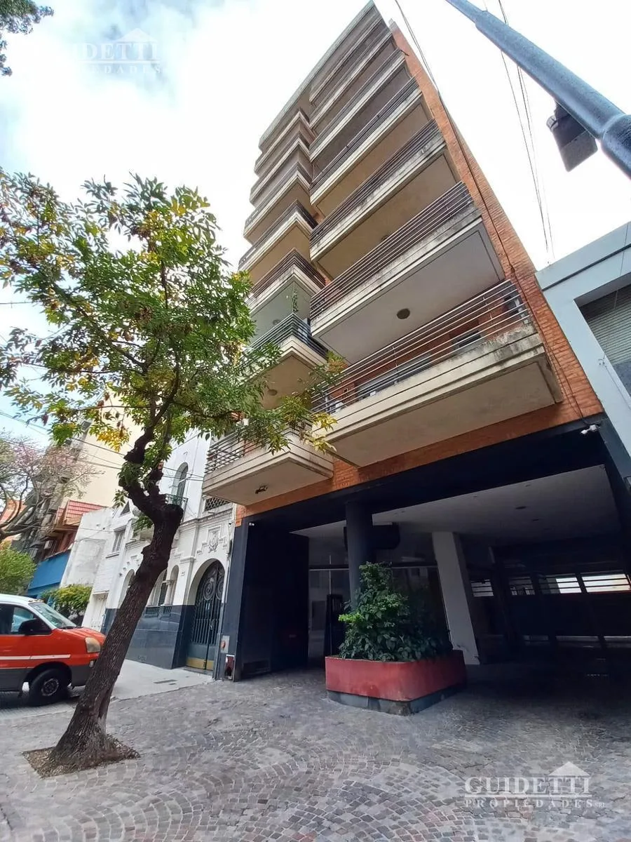 Frente con balcón y amenities