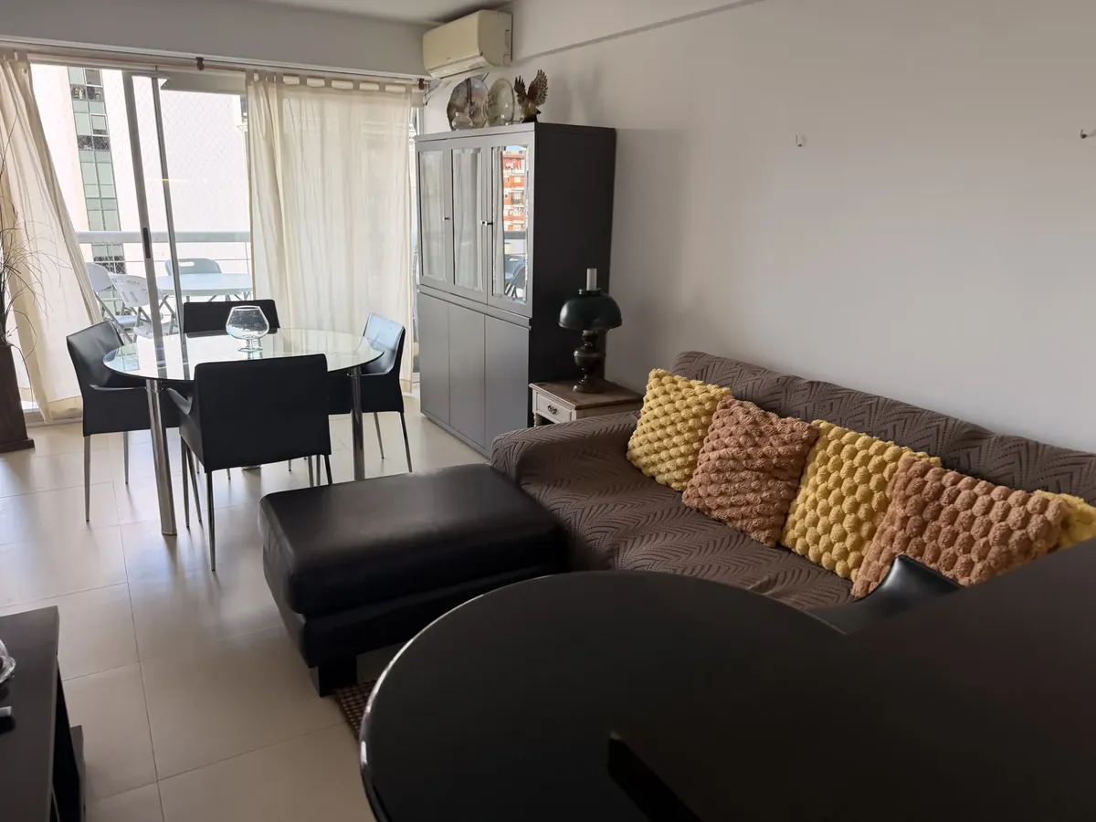 2 Ambientes Amoblado. Dormitorio En Suite Y Toilette De Recepción. Gran Balcón Al Frente . Excelente Edificio Con Laundry. Posibilidad De Cochera En El Edificio.