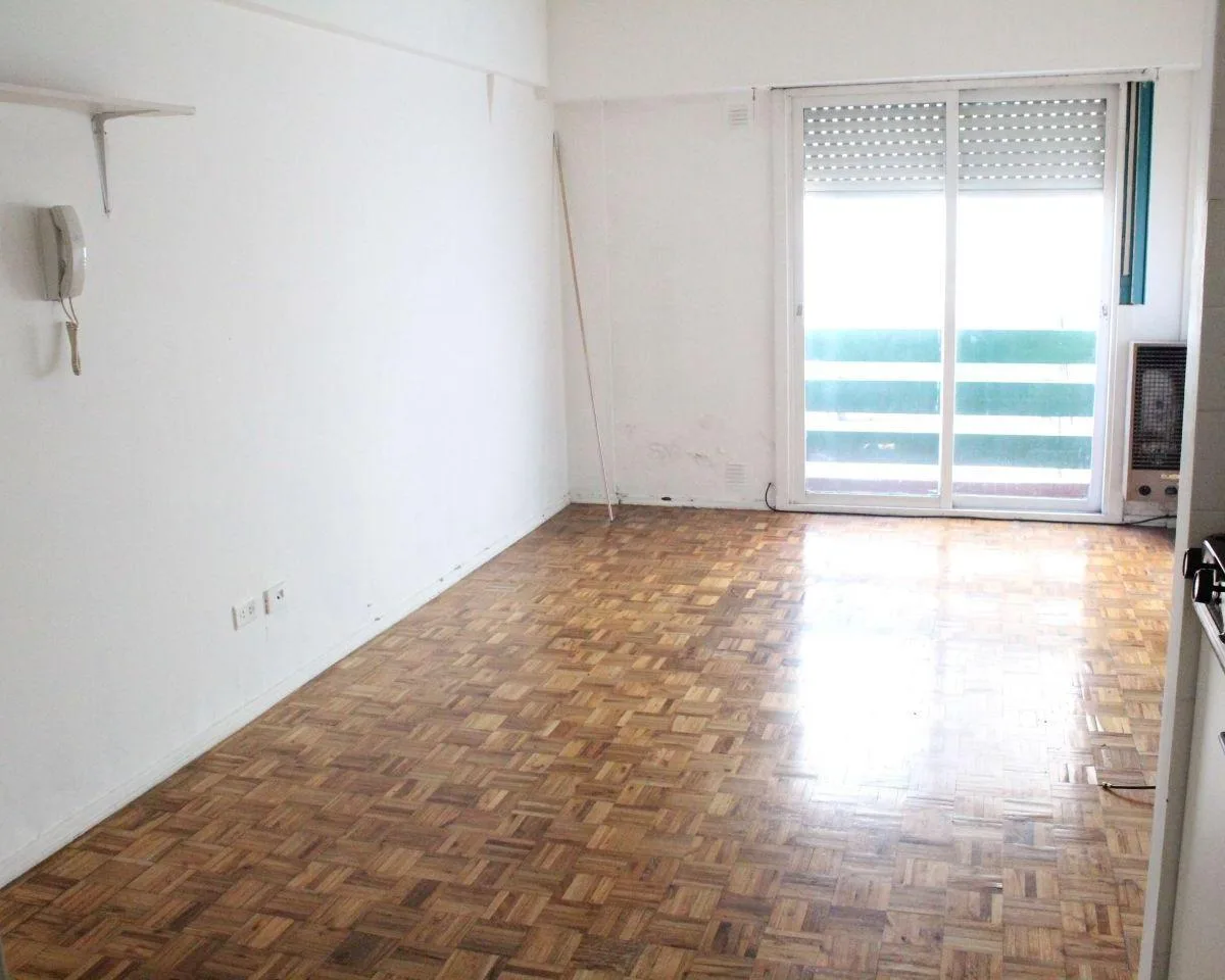 Monoambiente con balcón francés