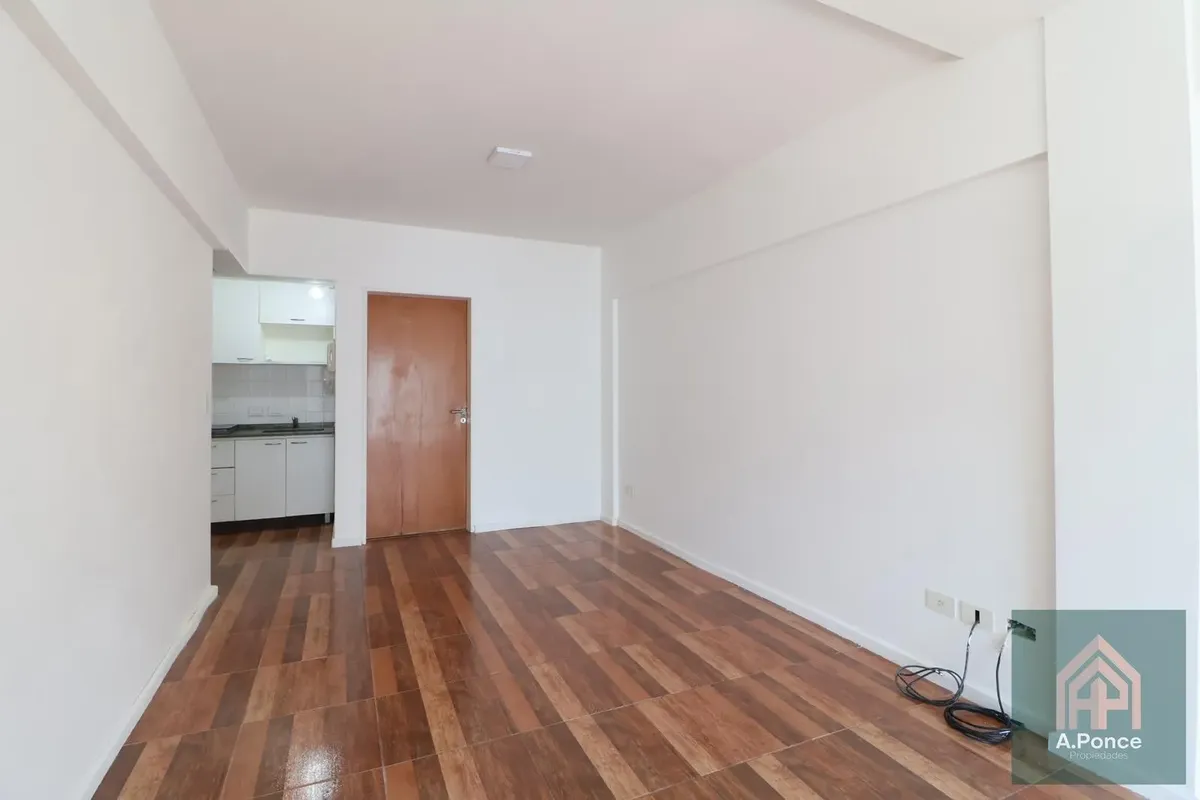 Monoambiente piso alto con balcón