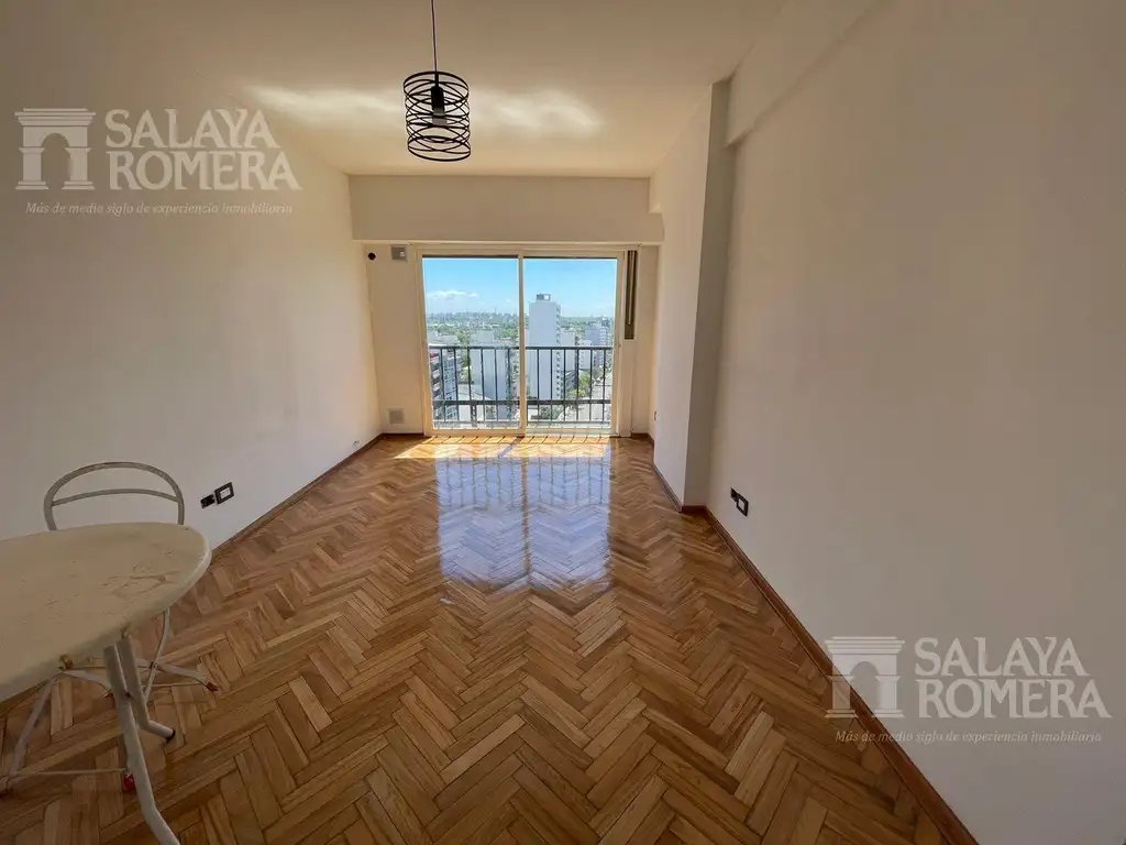 Departamento con balcón y vista al Río
