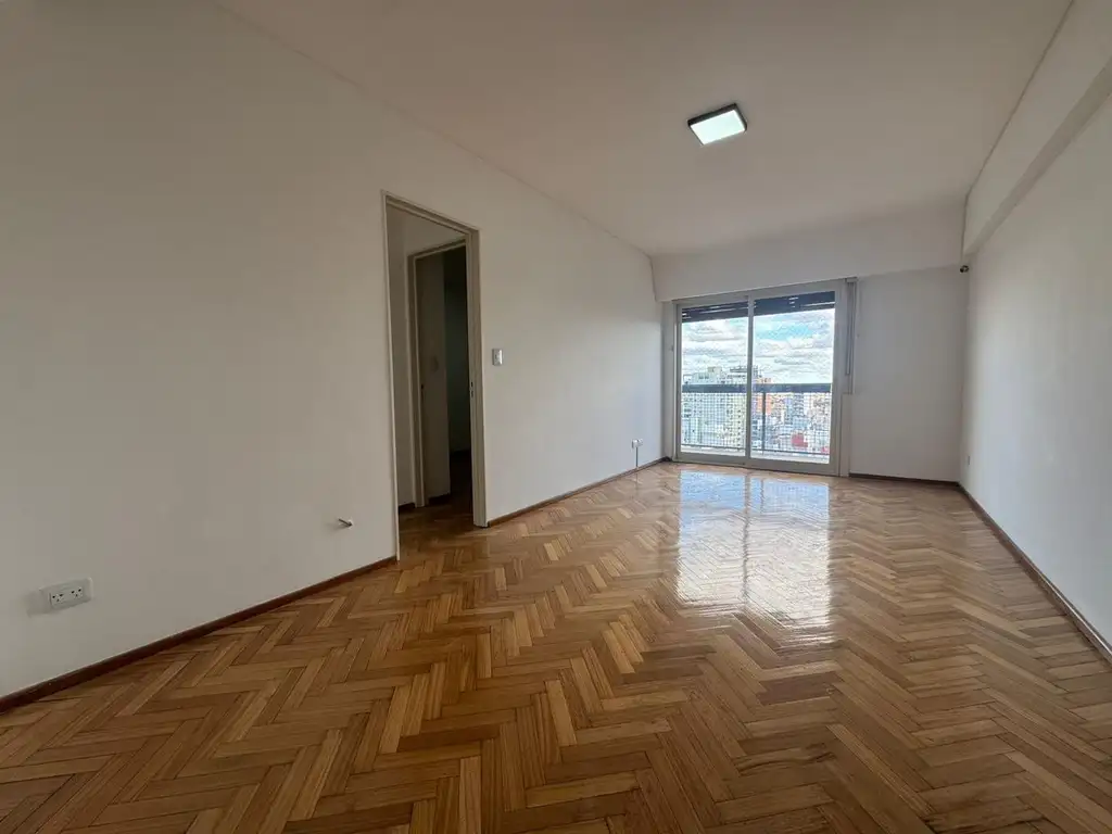 Departamento en piso alto con balcón