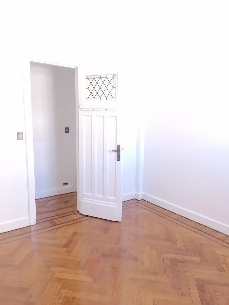 8º piso con balcón y AC