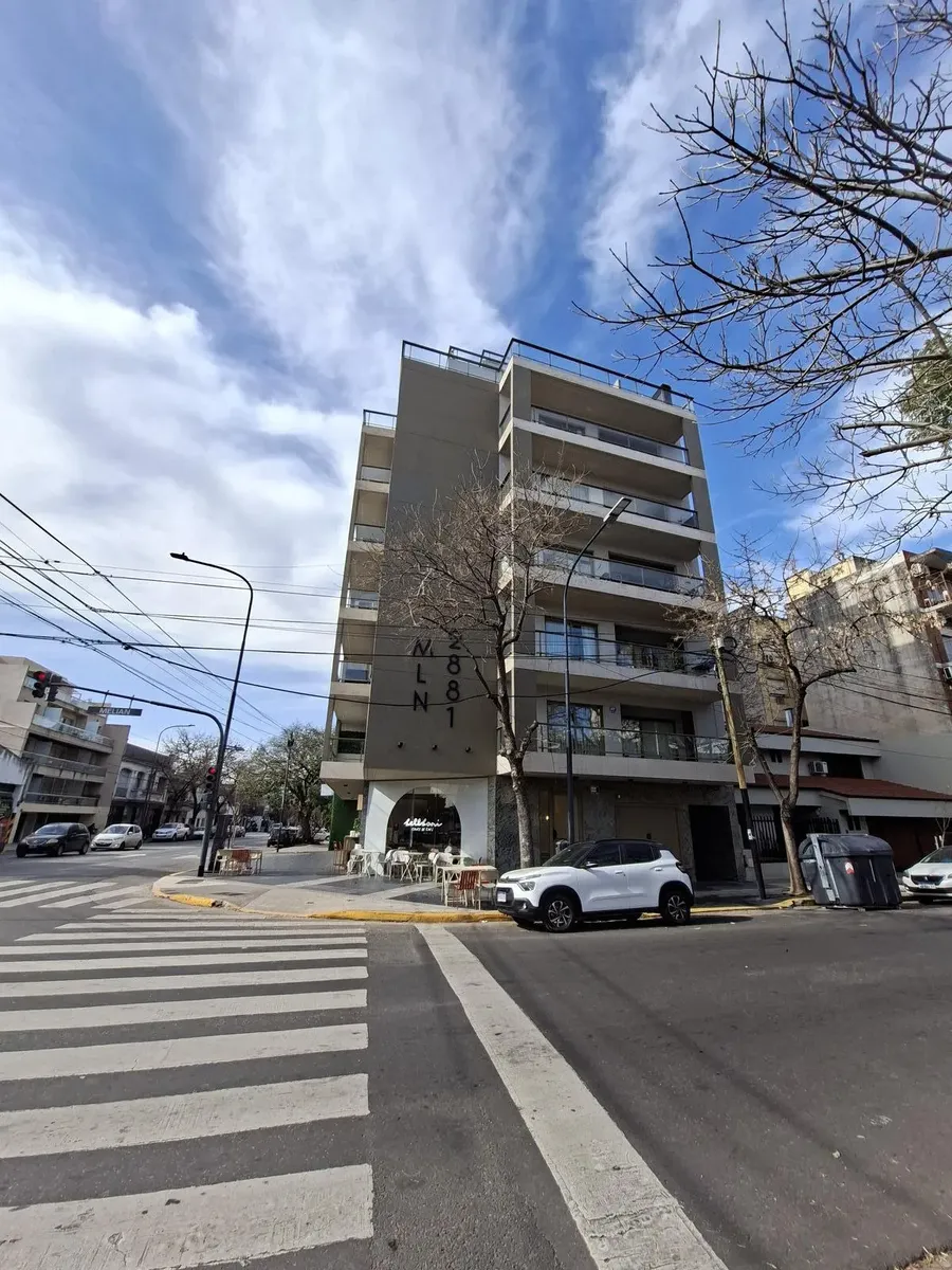 Monoambiente con balcón y parrilla