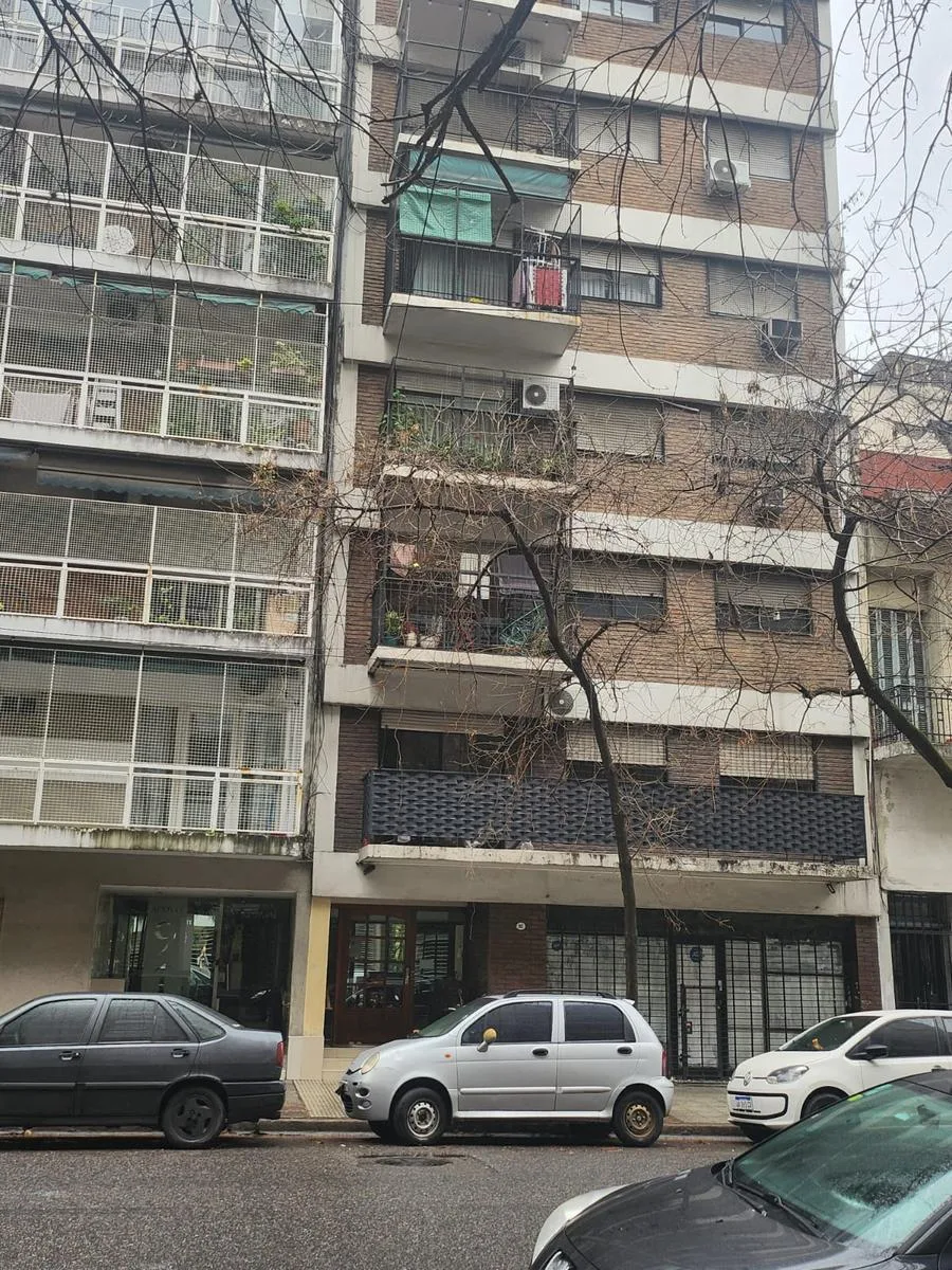 Departamento lateral con balcón