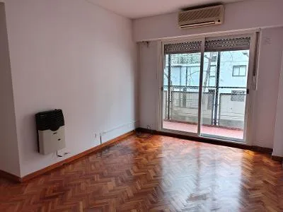 3 ambientes al frente con balcón