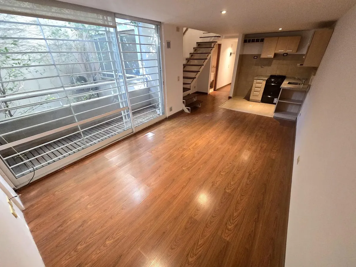 Duplex con balcón y piscina