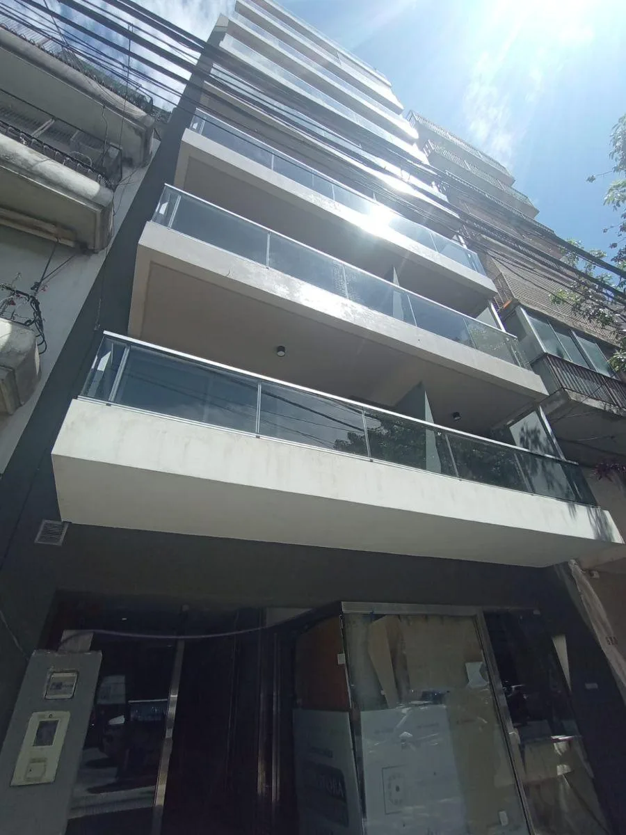 Monoambiente con balcón este