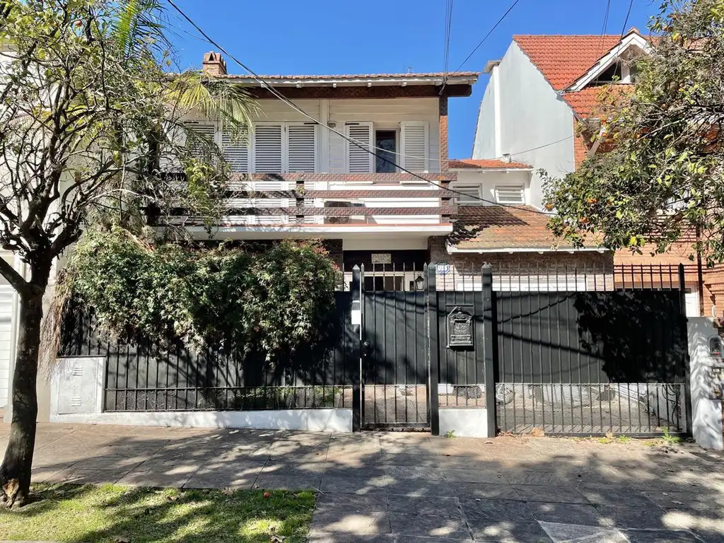Casa con jardín y parrilla