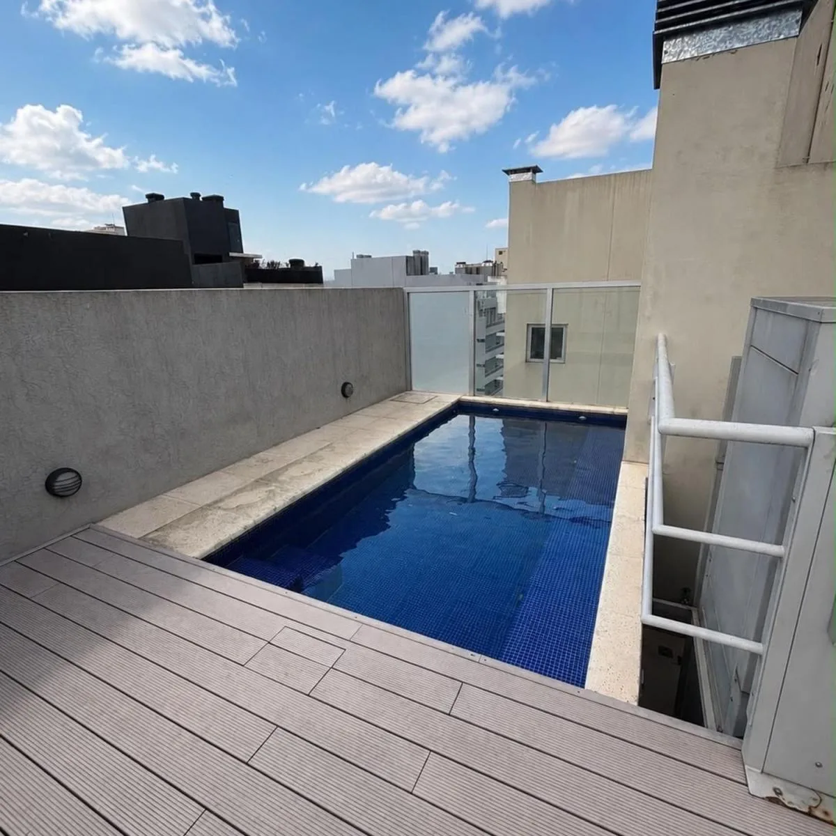 Monoambiente con balcón y pileta