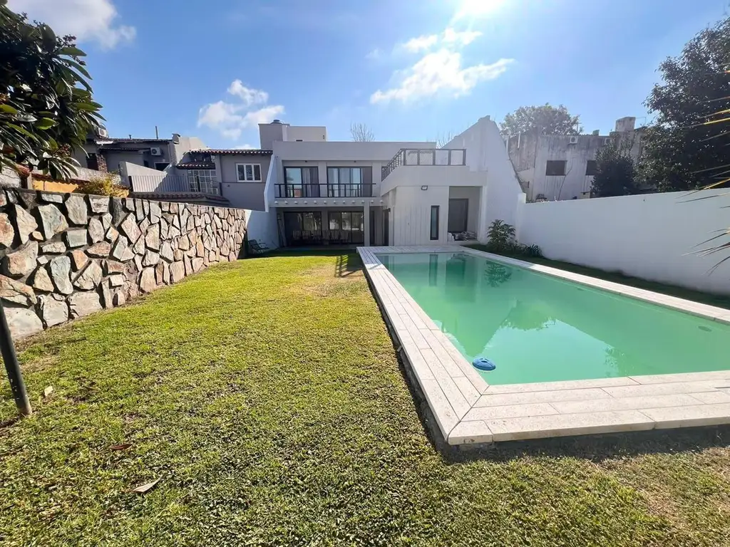 Casa con pileta y quincho