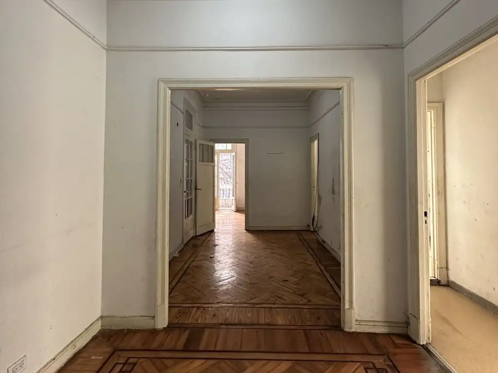 Departamento con balcón corrido y patio