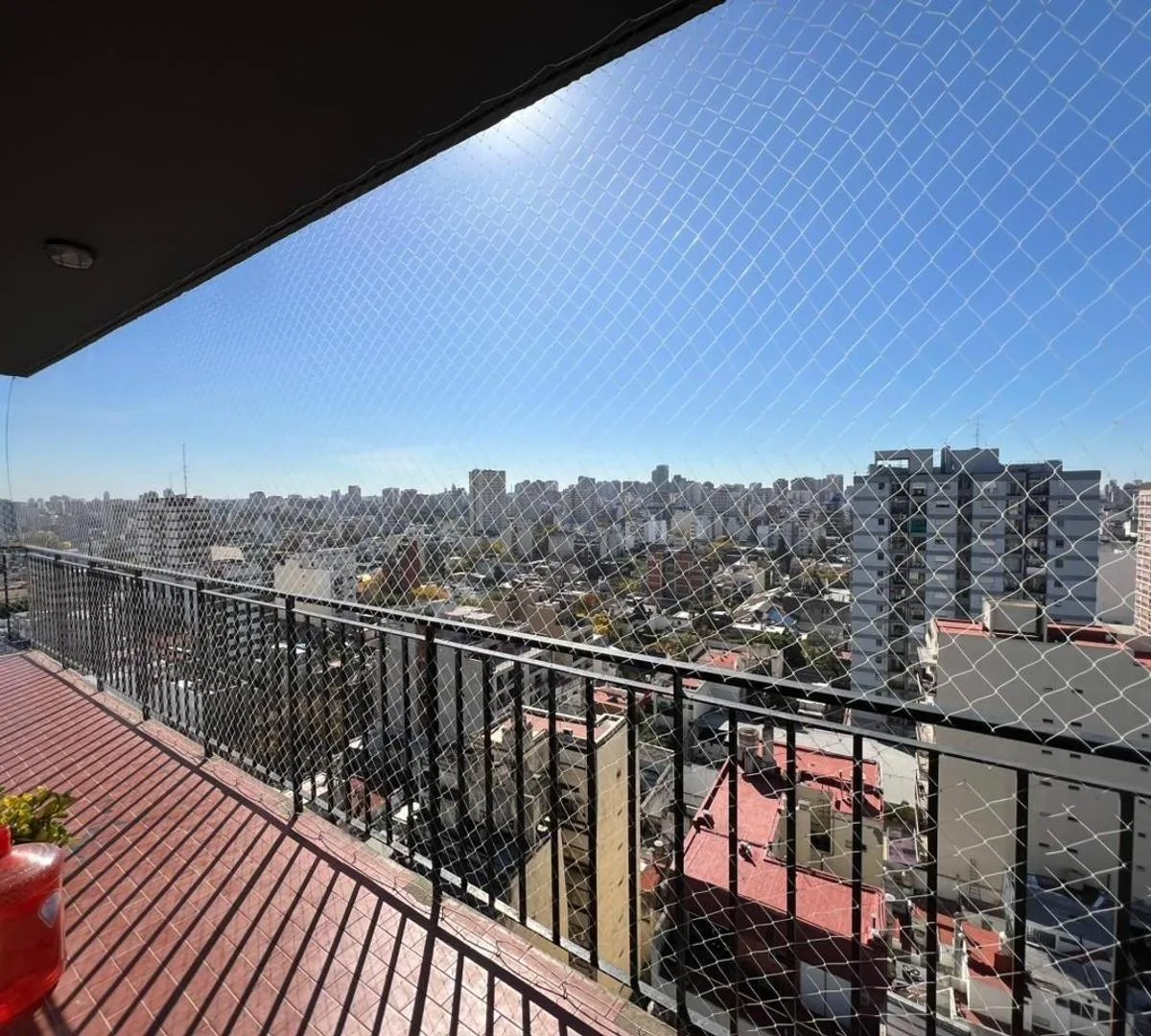 Piso alto con balcón y 3 dormitorios