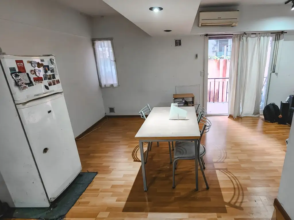 Monoambiente con balcón y cochera
