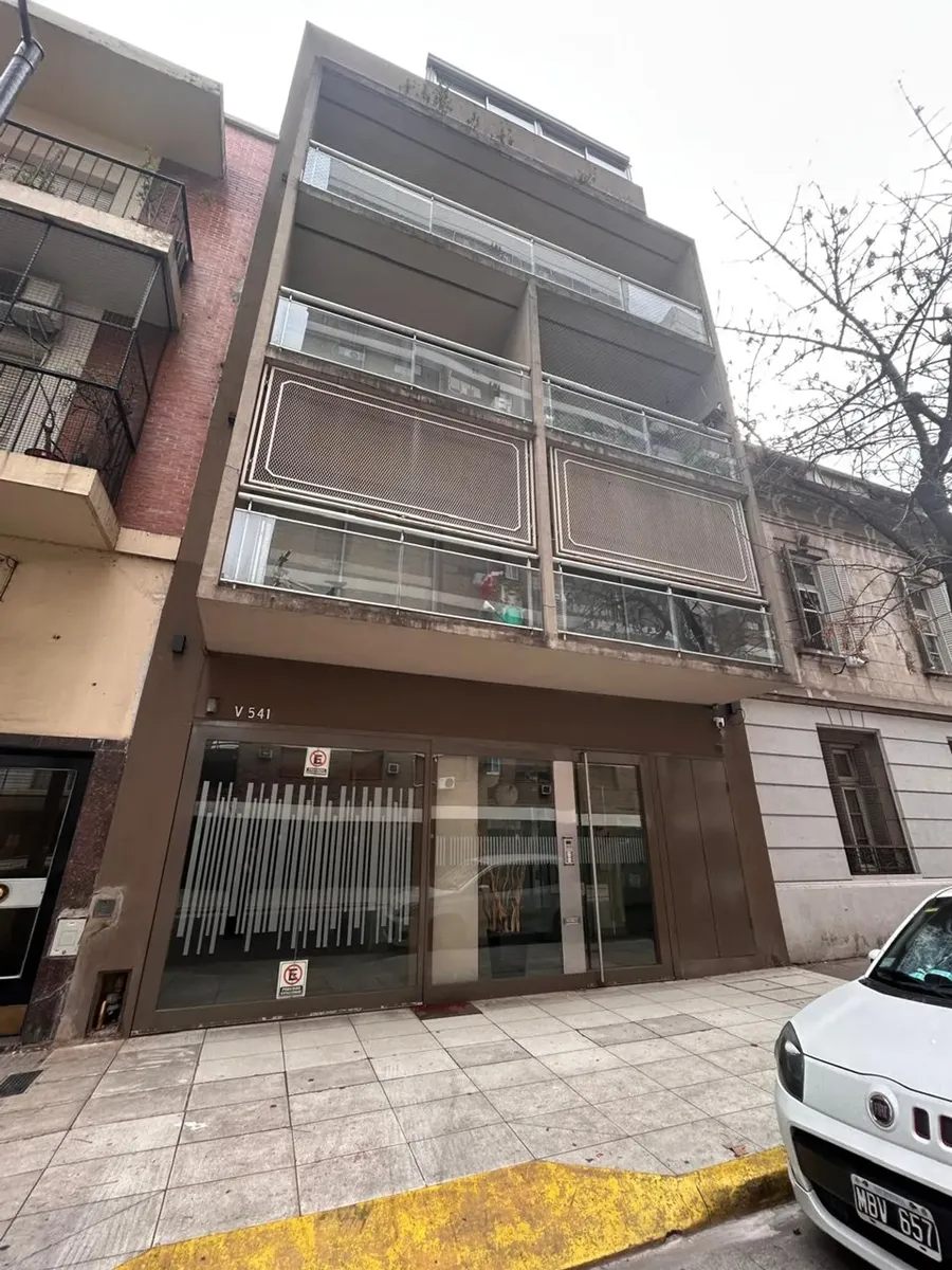 2 ambientes con balcón y patio