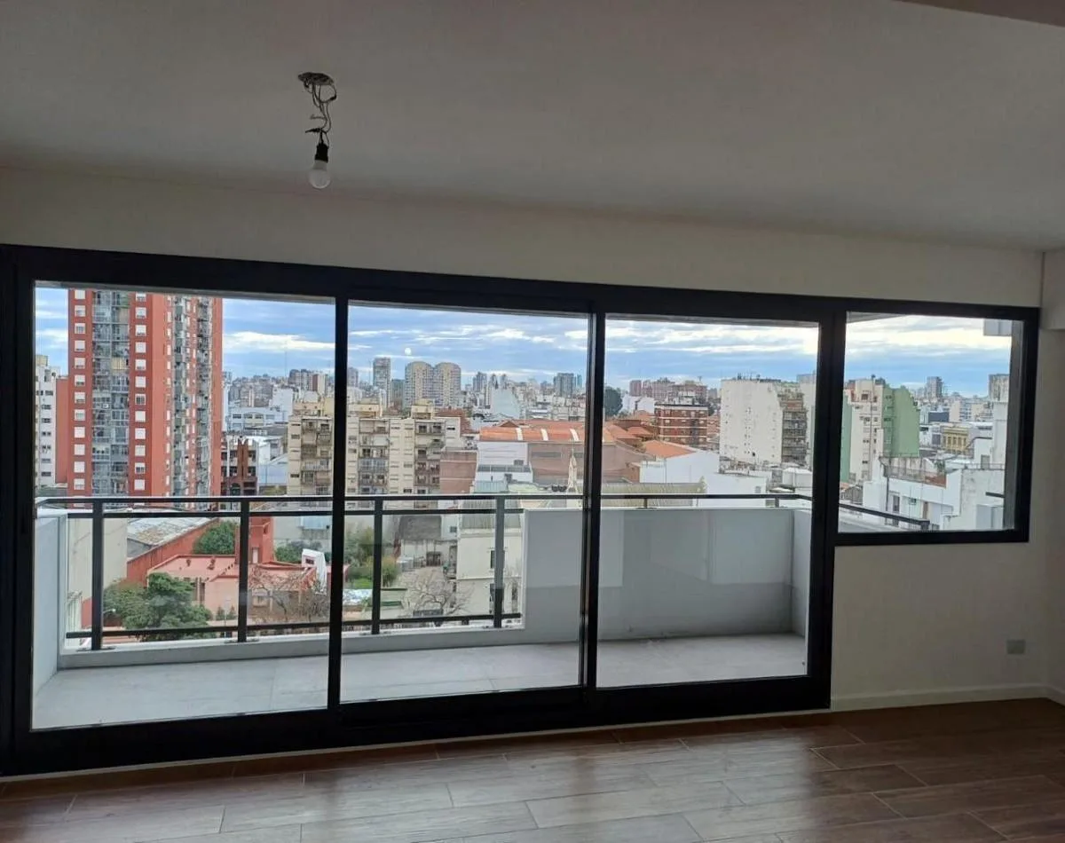 1 ambiente con balcón y amenities