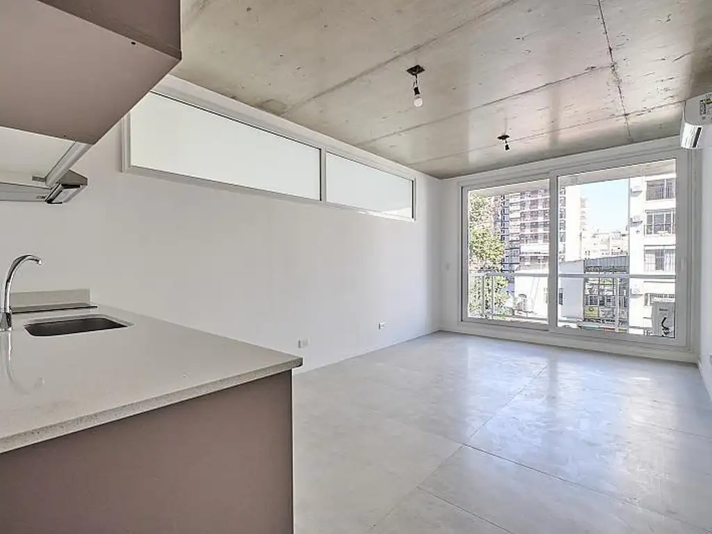 Monoambiente con balcón y pileta