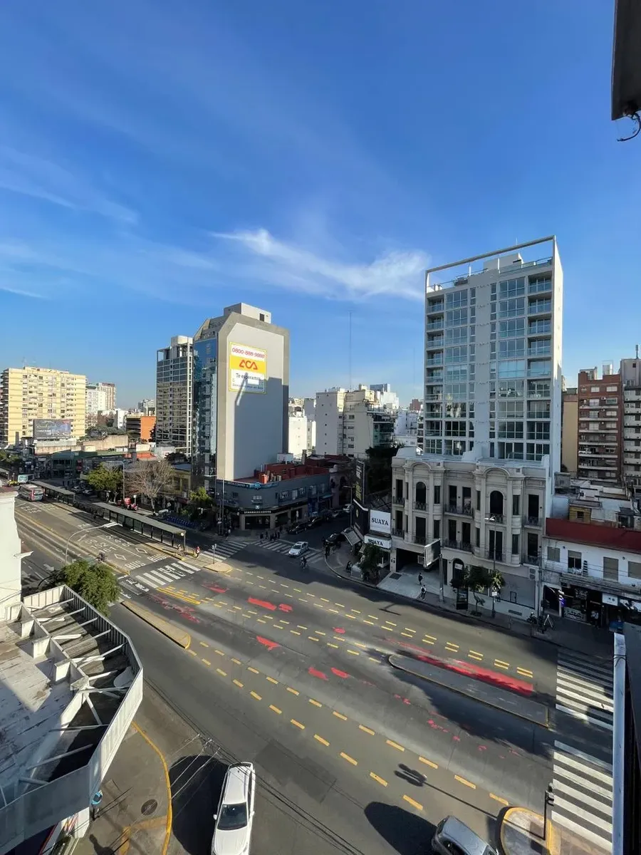 Monoambiente con balcón y AC