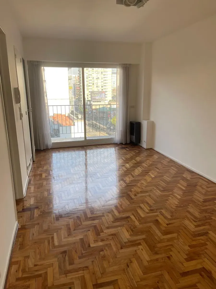 Monoambiente con balcón y AC