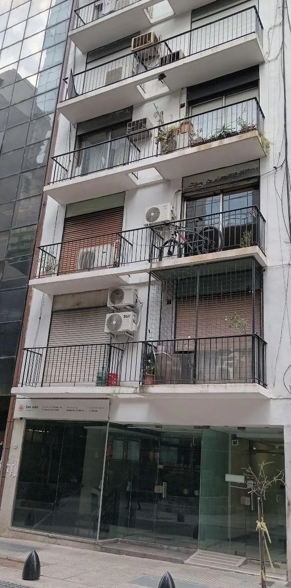 Departamento al frente con balcón
