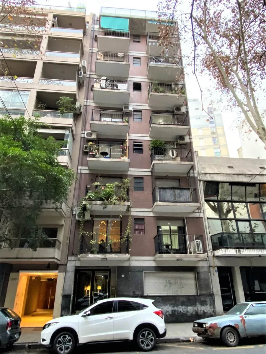 Monoambiente al frente con balcón