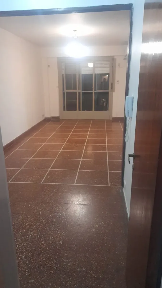 3 ambientes con balcón y cochera