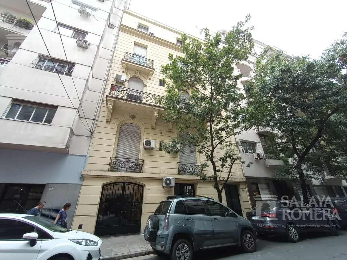Monoambiente con entrepiso y balcón