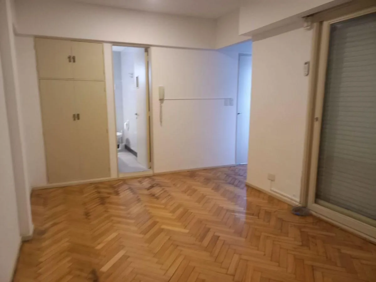 Monoambiente con balcón y terraza