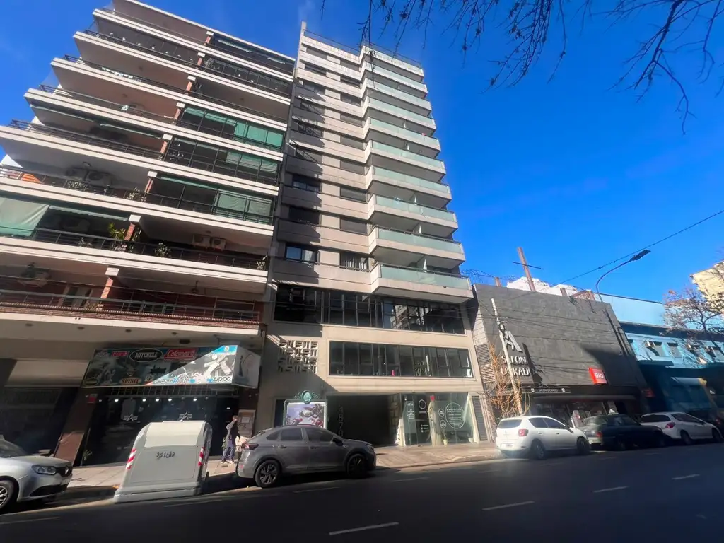 Monoambiente con balcón y cochera