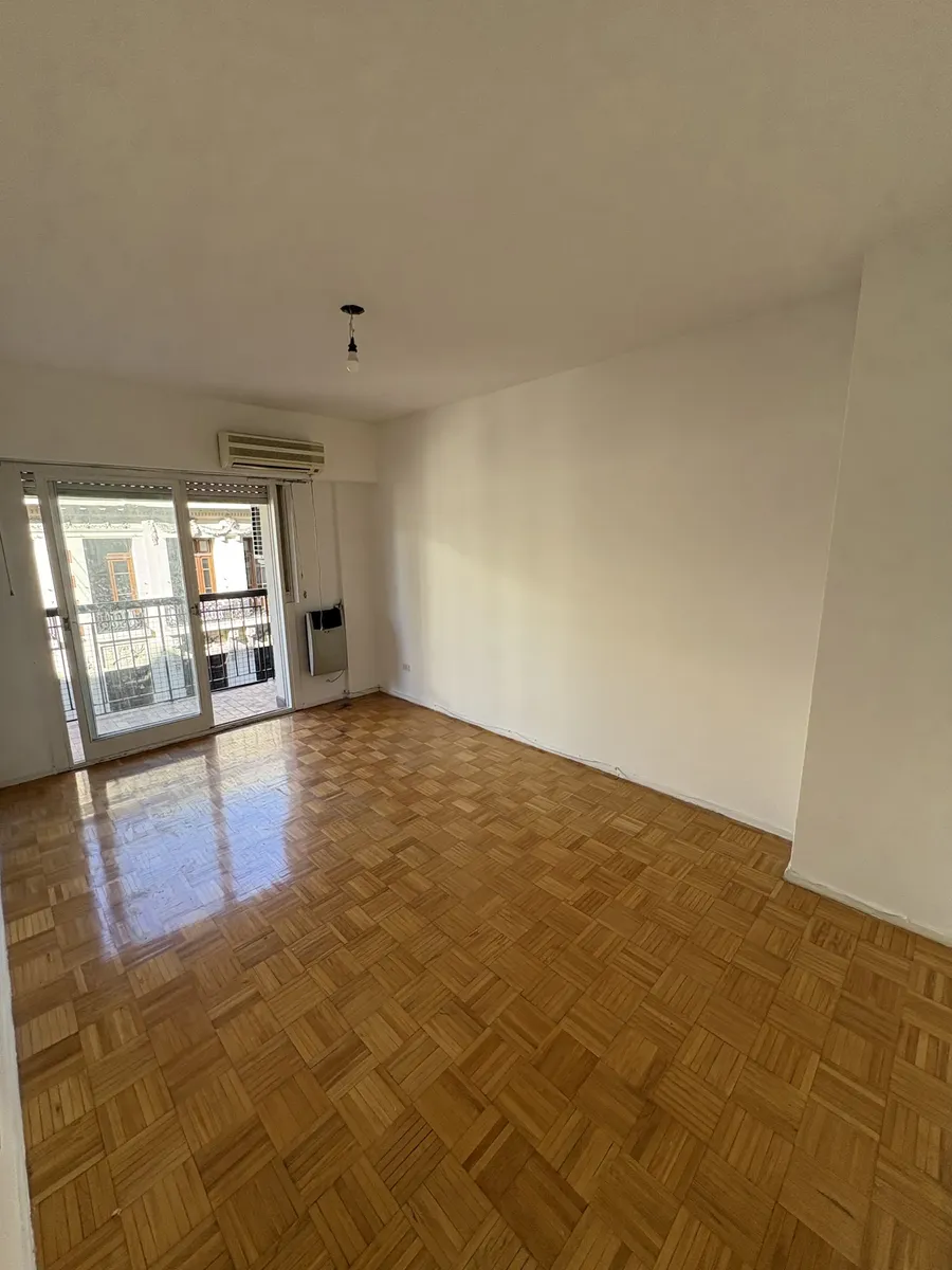 Piso alto al frente con balcón