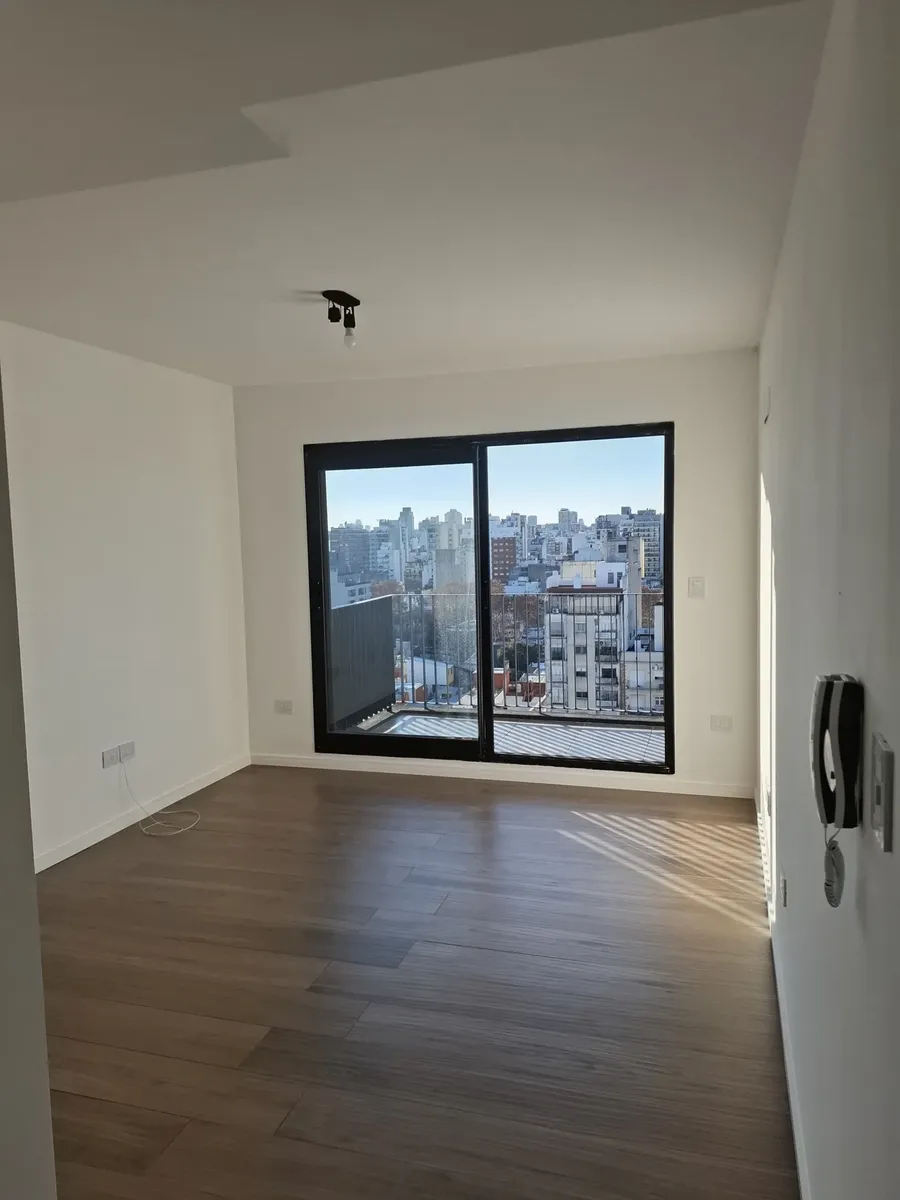 Monoambiente con balcón y amenities