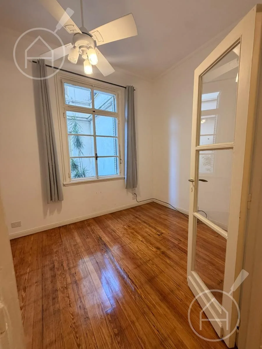 Planta baja en Flores con parquet