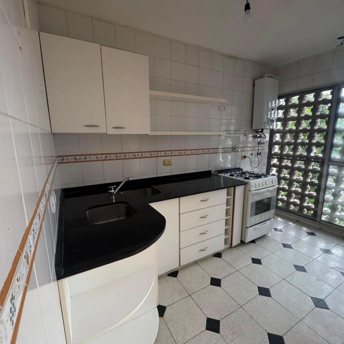 3 ambientes con balcón y jardín