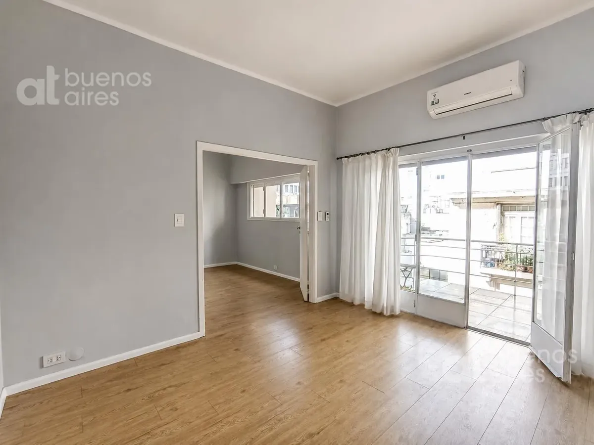 2 ambientes con balcón al frente