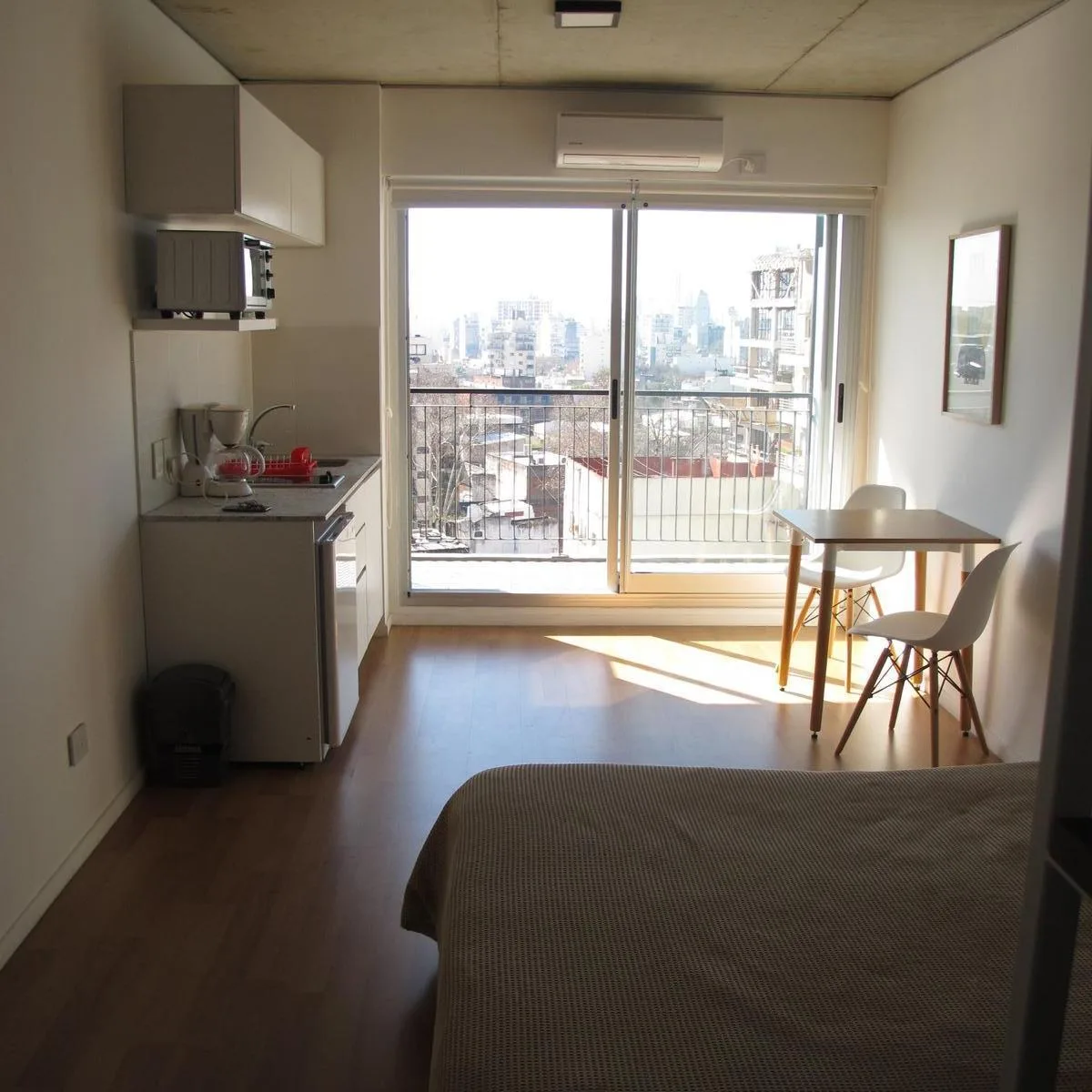 Monoambiente con balcón y amenities