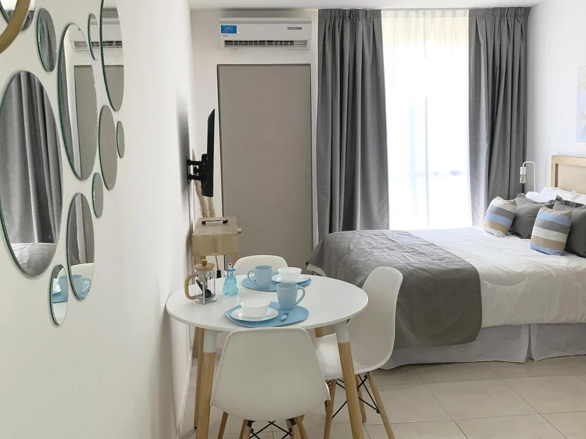 Monoambiente con balcón y pileta