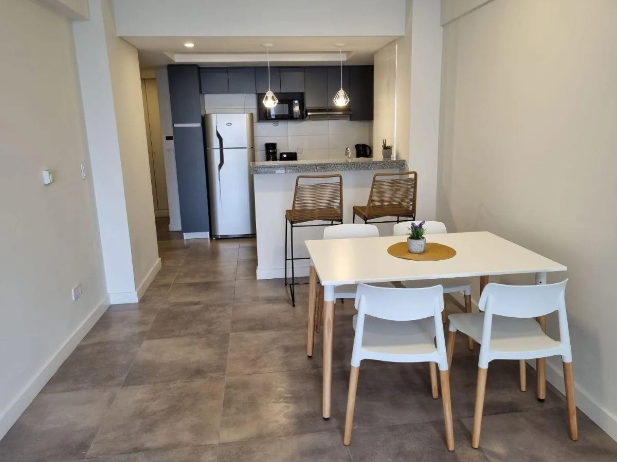 Monoambiente con balcón y doble vidrio