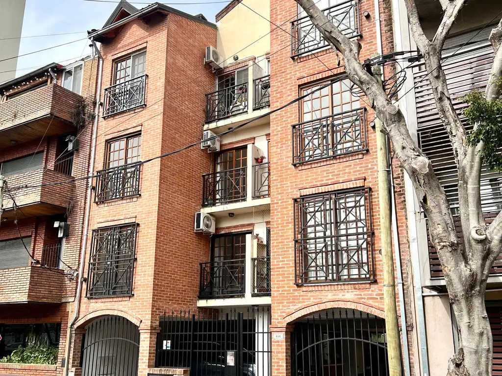 Departamento con balcón al contrafrente