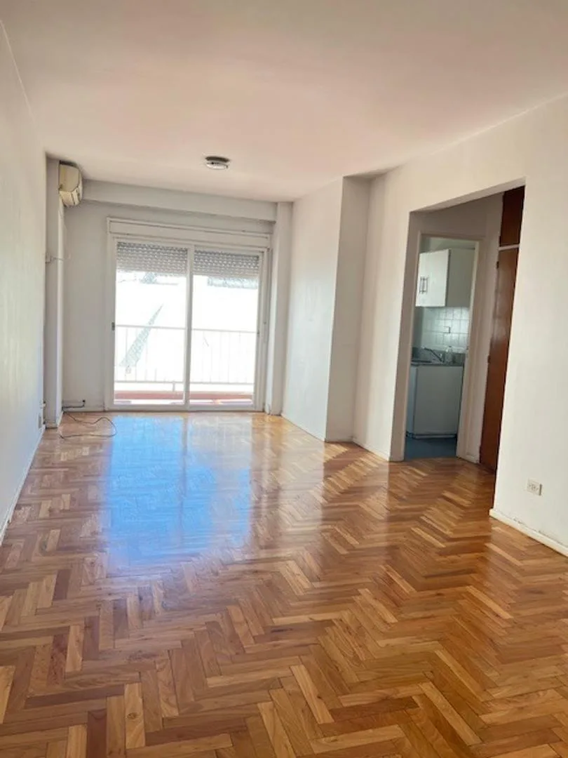 Ambiente con balcón y parquet