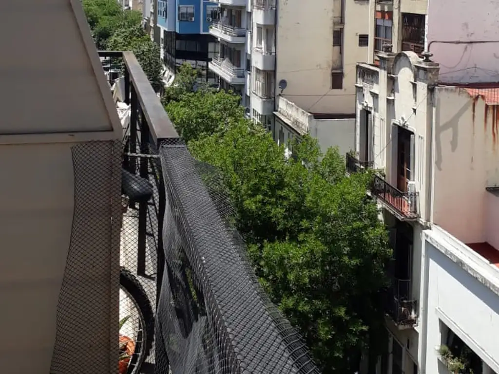 Departamento con balcón a la calle