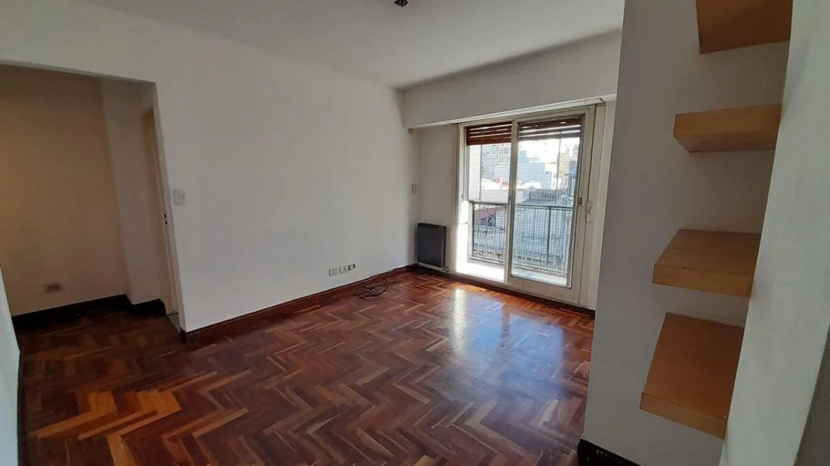 3 ambientes con balcón al frente