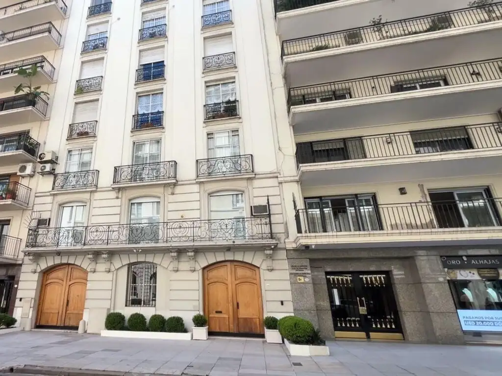 Recoleta con balcón corrido