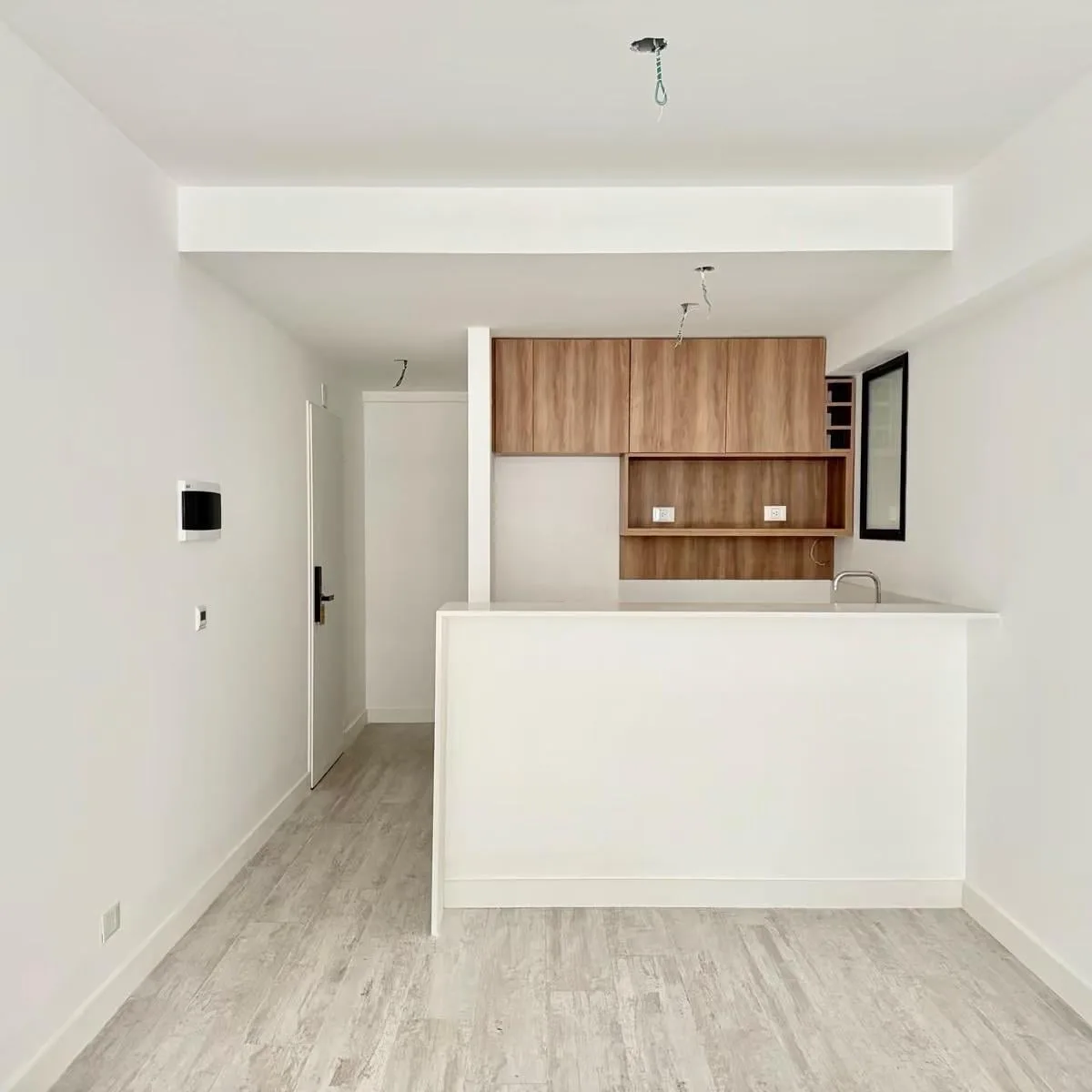 Monoambiente con balcón y terraza