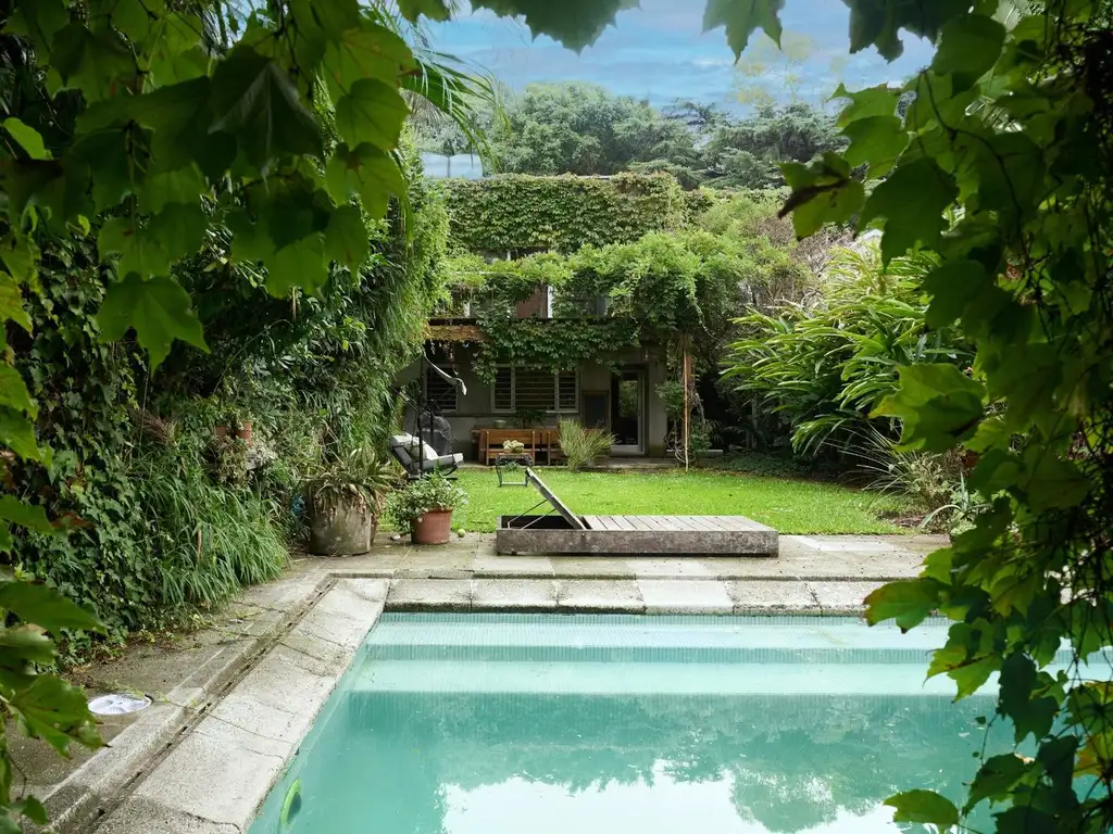 House with garden and pool
