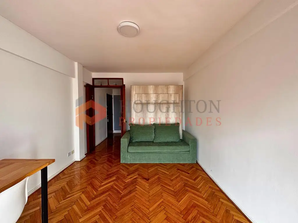 Monoambiente con balcón en Olivos