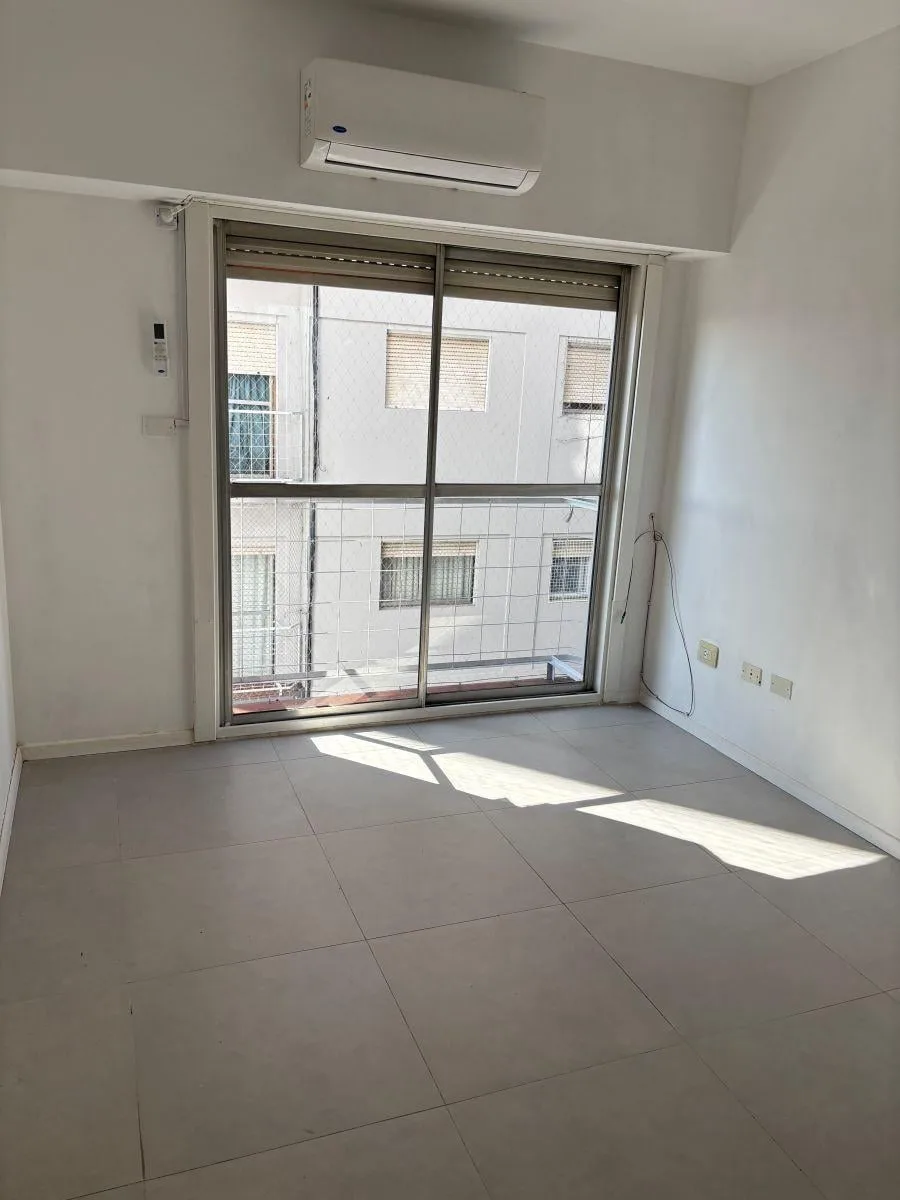Piso 11 con balcón francés