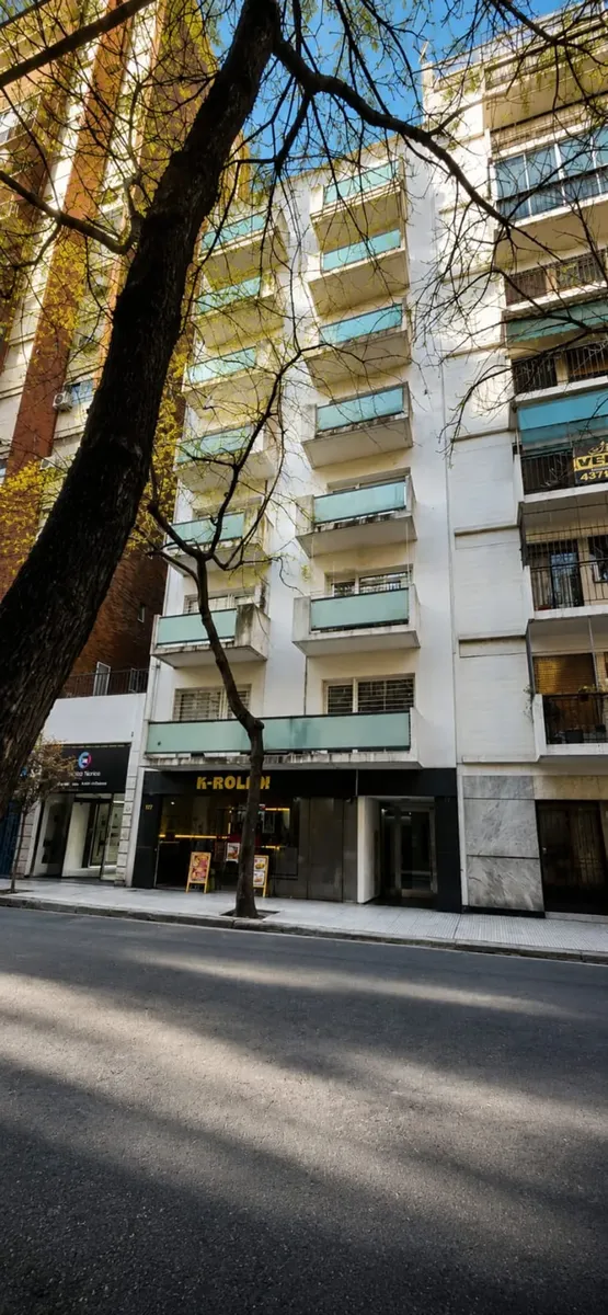 Monoambiente con balcón y A/C