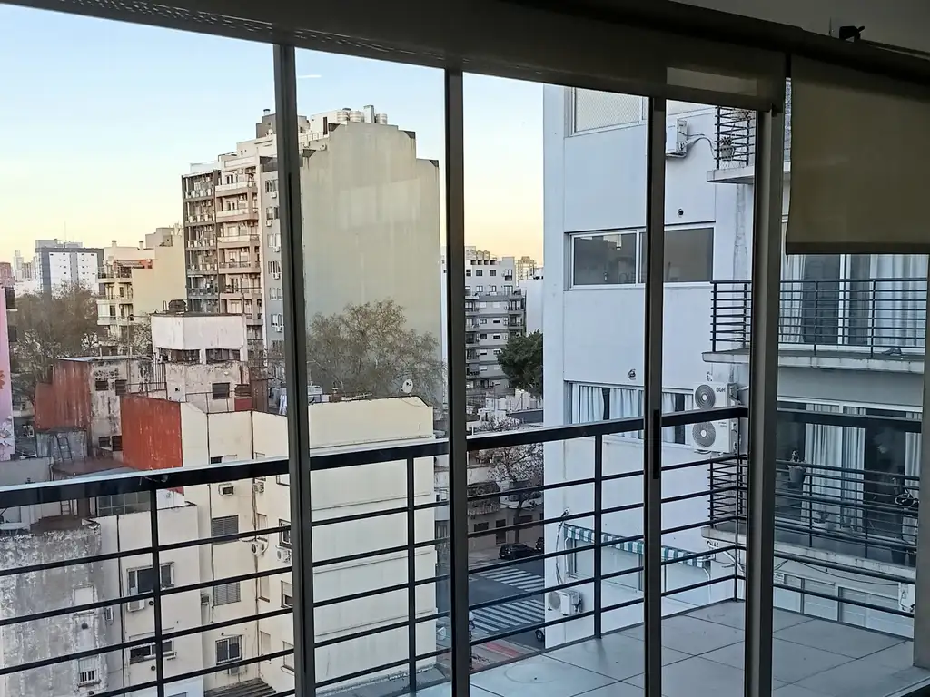 Piso alto con balcón y vista