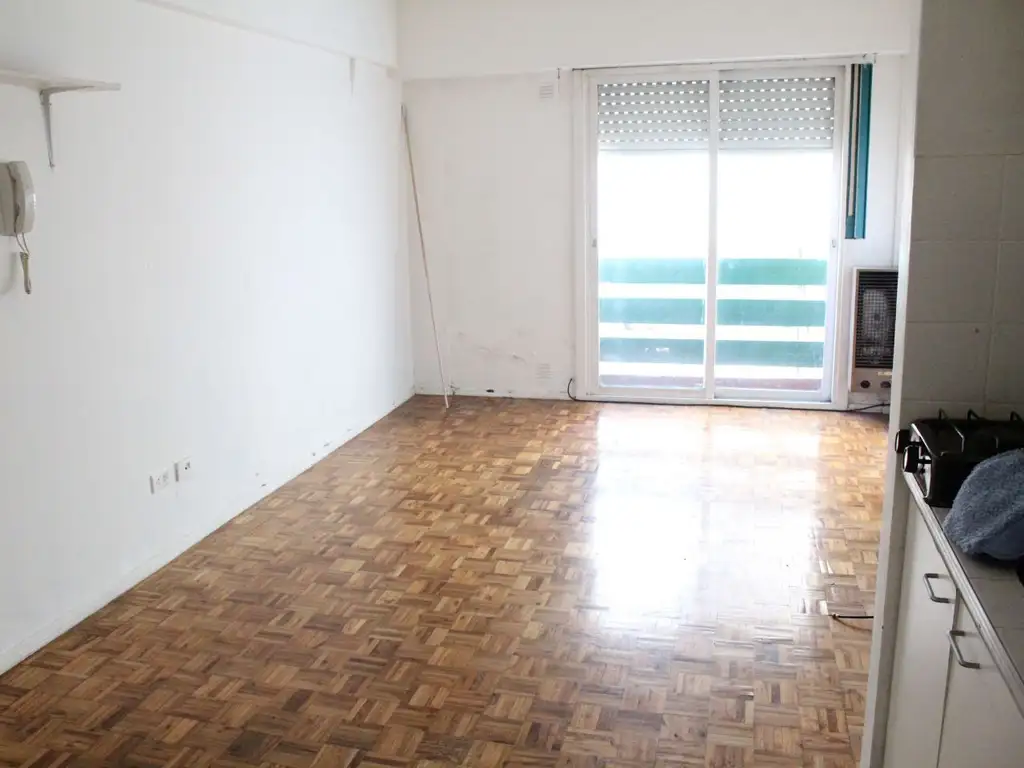Monoambiente con balcón francés