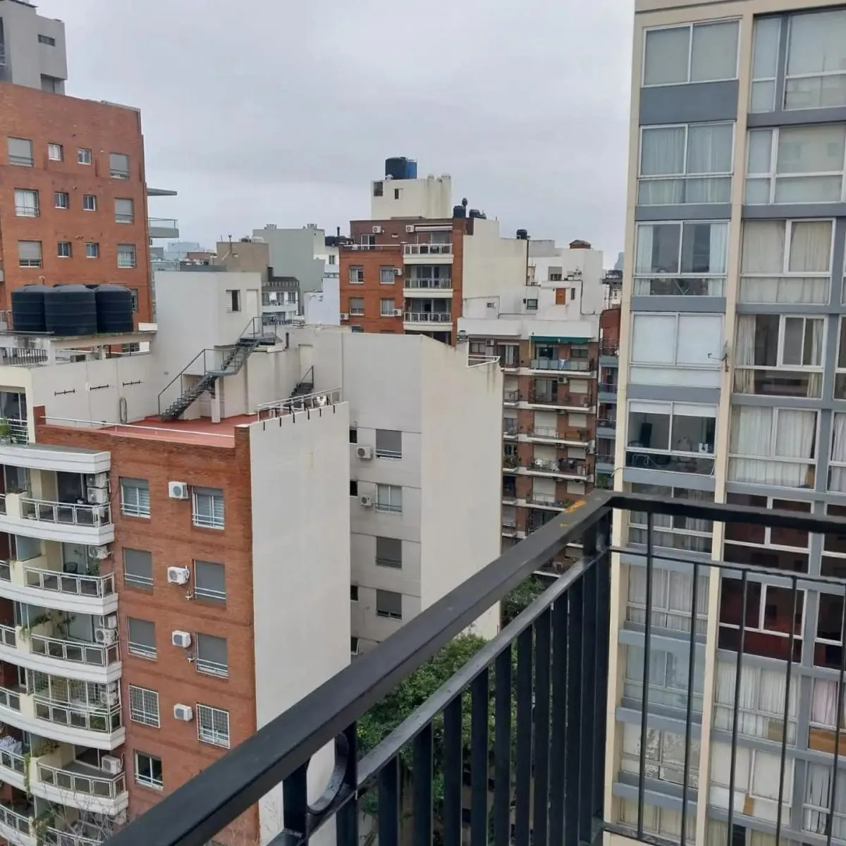 Monoambiente con balcón y A/C